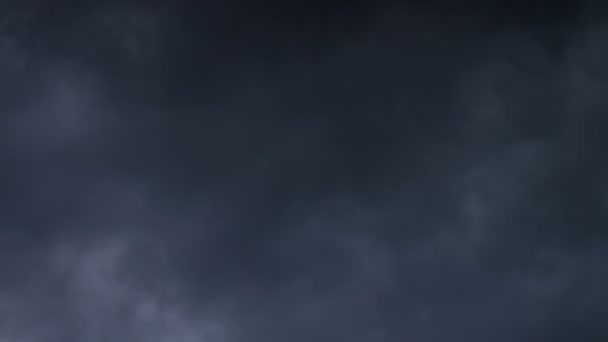 Nuages orageux se déplaçant dans le ciel bleu 