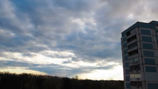 Wolken ziehen im Zeitraffer über die mehrstöckigen Gebäude — Stockvideo