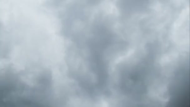 Gewitterwolken ziehen in den blauen Himmel — Stockvideo