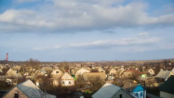 Облака в небе движутся над домами в городе. Время покажет — стоковое видео