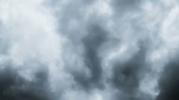 Nuages orageux se déplaçant dans le ciel bleu 