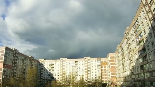 Nuvens movendo-se sobre o Multistorey Edifícios Time Lapse — Vídeo de Stock
