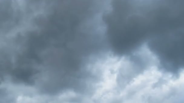 Nuvens de tempestade se movendo no céu azul — Vídeo de Stock