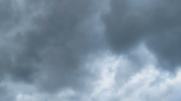 Nuages orageux se déplaçant dans le ciel bleu 