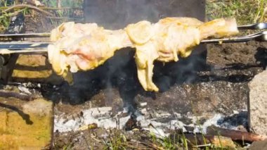 Tavuk kebap niteliğine ateşte pişirilir. Zaman atlamalı