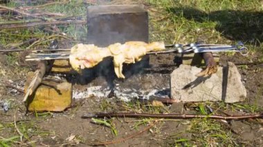 Tavuk kebap niteliğine ateşte pişirilir. Zaman atlamalı