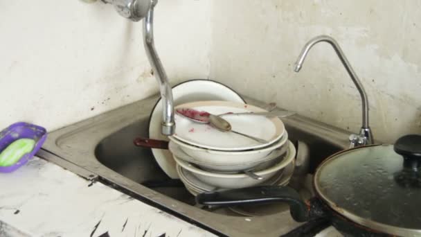 Špinavé nádobí v dřezu v kuchyni staré domů — Stock video