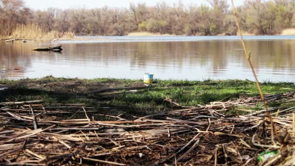 Basura, Banco de acero en la orilla del río — Vídeos de Stock