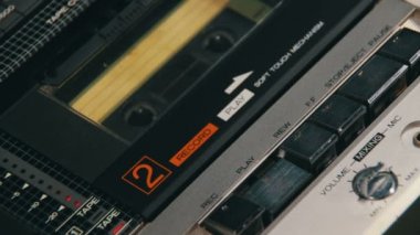 Bir parmak oyunu ve durdur düğmesini bir teyp bastırıyor