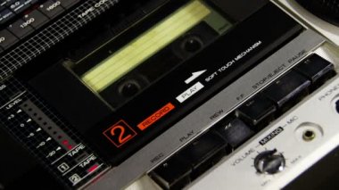 Bir parmak düğmesini Rew iterek, oynamak ve bir kayıt cihazı durdurmak