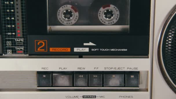 Pulsando un botón de juego de dedos y parada en una grabadora de cinta — Vídeos de Stock