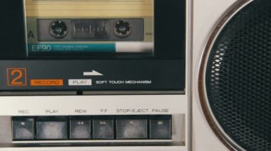 Bir parmak oyunu ve durdur düğmesini bir teyp bastırıyor