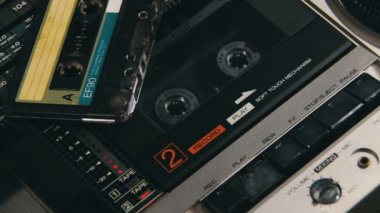 Bir parmak oyunu ve durdur düğmesini bir iki katlı teyp bastırıyor