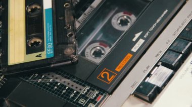 Bir parmak oyunu ve durdur düğmesini bir iki katlı teyp bastırıyor