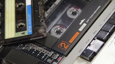 Bir parmak oyunu ve durdur düğmesini bir iki katlı teyp bastırıyor