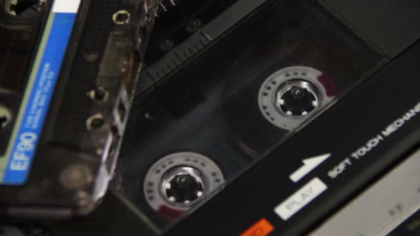 Pulsando un botón de juego de dedos y parada en una grabadora de cinta de dos cubiertas — Vídeos de Stock