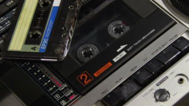 Bir parmak oyunu ve durdur düğmesini bir iki katlı teyp bastırıyor