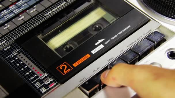 Pulsando un botón de juego de dedos y parada en una grabadora de cinta — Vídeos de Stock
