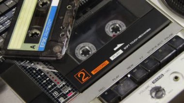 Bir parmak oyunu ve durdur düğmesini bir iki katlı teyp bastırıyor