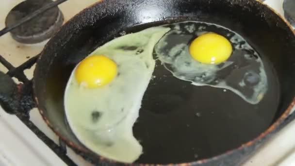 Smażone jajka smażone na patelni, upływ czasu — Wideo stockowe