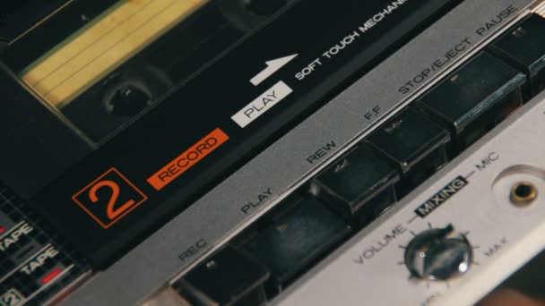 Pulsando un botón de juego de dedos y parada en una grabadora de cinta — Vídeo de stock