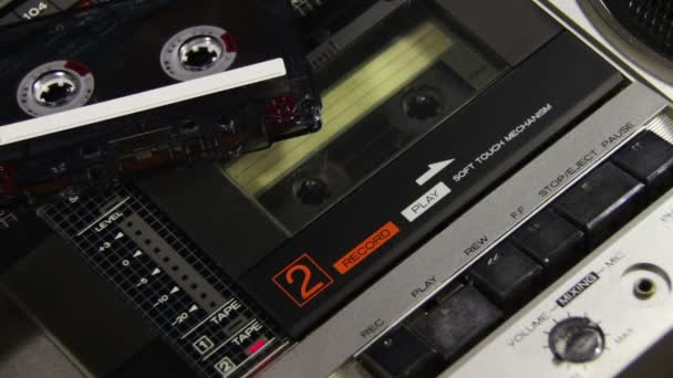 Pulsando un botón de juego de dedos y parada en una grabadora de cinta de dos cubiertas — Vídeo de stock