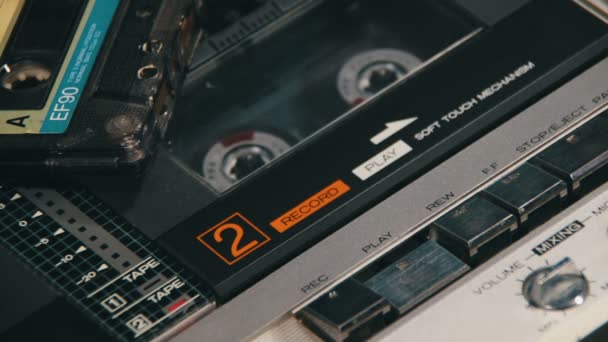 2 つのデッキのテープ レコーダーの指遊びと停止ボタンを押す — ストック動画