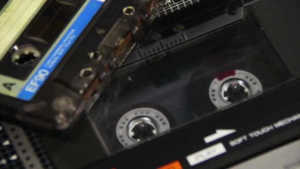 Pulsando un botón de juego de dedos y parada en una grabadora de cinta de dos cubiertas — Vídeos de Stock