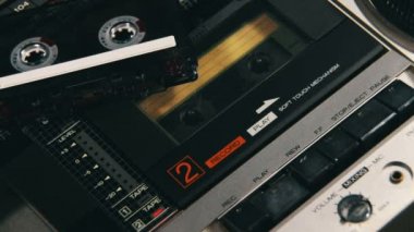 Bir parmak oyunu ve durdur düğmesini bir iki katlı teyp bastırıyor