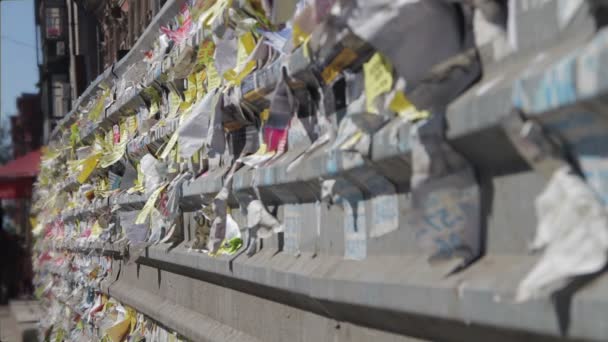 Straßenwerbezettel am Zaun in der Stadt — Stockvideo