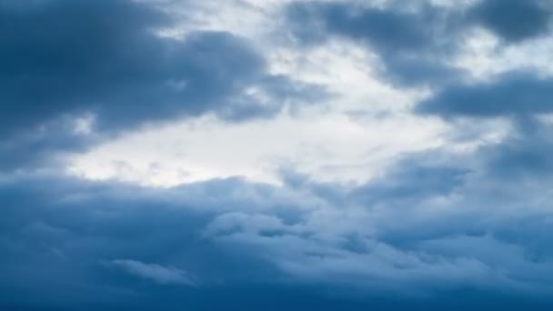 Nubes moviéndose en el cielo azul — Vídeos de Stock