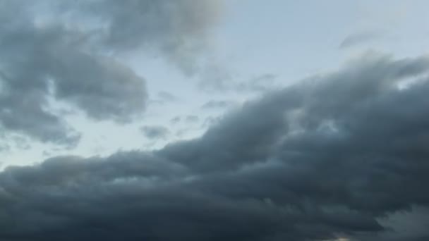 青空を背景に雲が動く — ストック動画