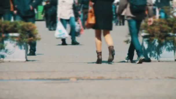 Anonyme Menschen gehen auf die Straße — Stockvideo