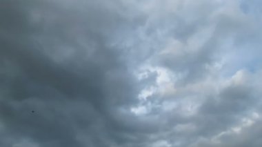 Mavi gökyüzünde hareket eden bulutlar