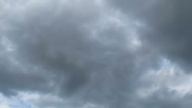 Mavi gökyüzünde hareket eden bulutlar