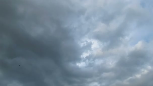 เมฆเคลื่อนที่ในท้องฟ้าสีฟ้า — วีดีโอสต็อก