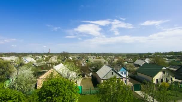 Облака в небе движутся над домами в городе. Время покажет — стоковое видео