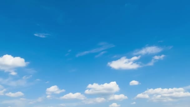 Nubes moviéndose en el cielo azul — Vídeos de Stock