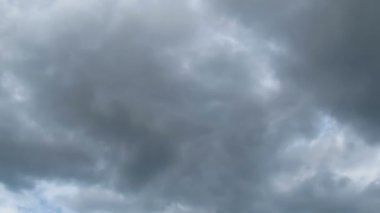 Mavi gökyüzünde hareket eden bulutlar