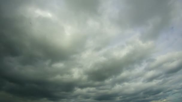 Wolken ziehen in den blauen Himmel — Stockvideo