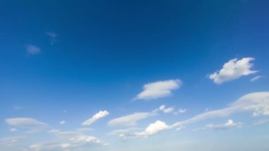 Mavi gökyüzünde hareket eden bulutlar