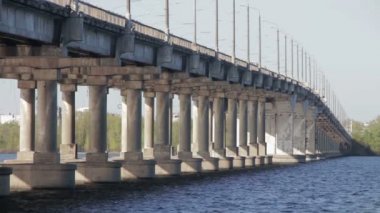 Nehrin üzerindeki yol köprüsü