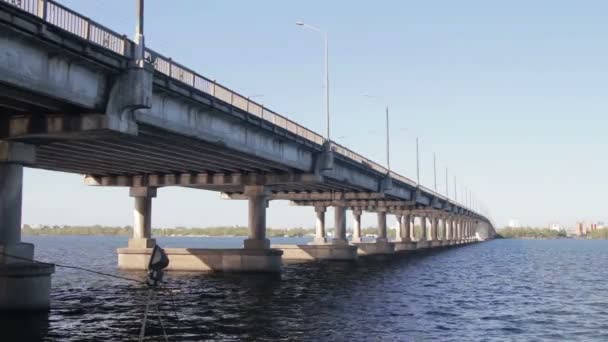 Brug over de rivier — Stockvideo