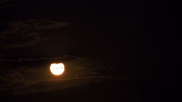 Luna piena sorge nel cielo notturno con le nuvole. Interruzione temporale — Video Stock