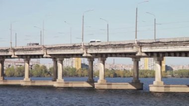 Nehrin üzerindeki yol köprüsü