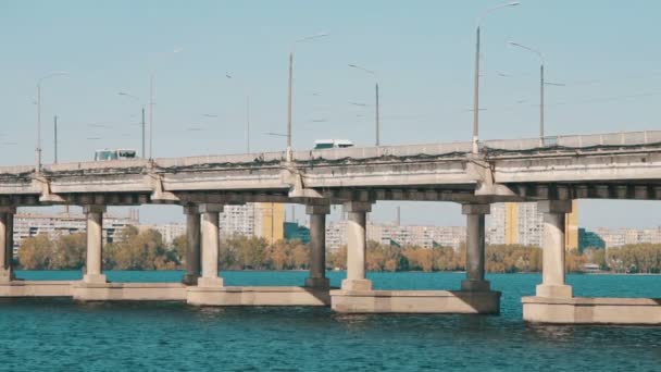 Straßenbrücke über den Fluss — Stockvideo