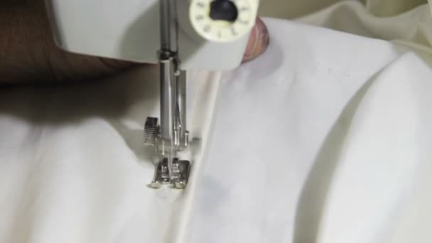 Máquina de coser en el trabajo — Vídeo de stock