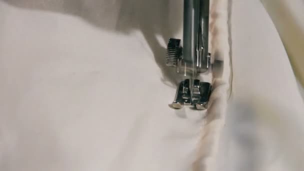Швейна машина в роботі — стокове відео