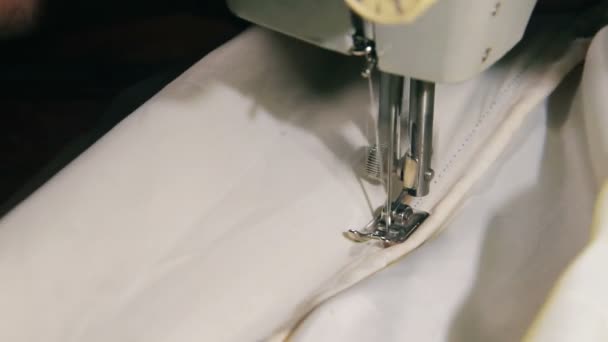 Швейная машина в работе — стоковое видео