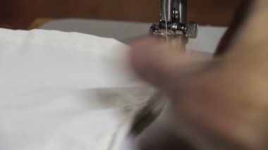 Dikiş makinesi çalışıyor